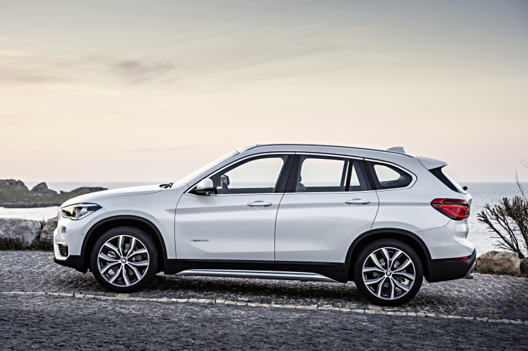 2019 BMW X1 xDrive28i in Alpine White from a side view